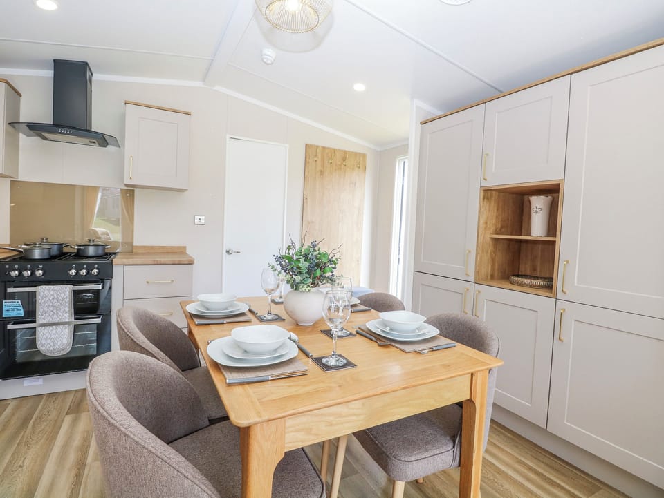 Cottage | Private kitchen | Dishwasher, cookware/dishes/utensils