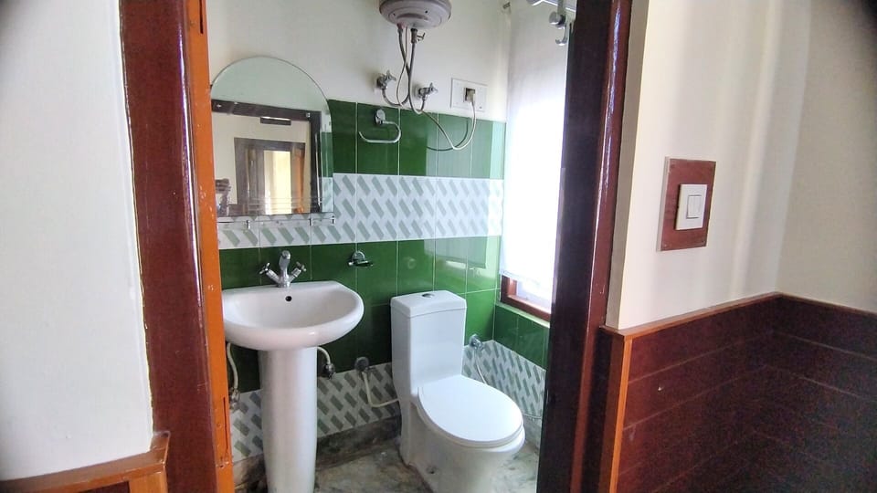 Family Quadruple Room, City View | Bathroom | Shower, free toiletries, towels
