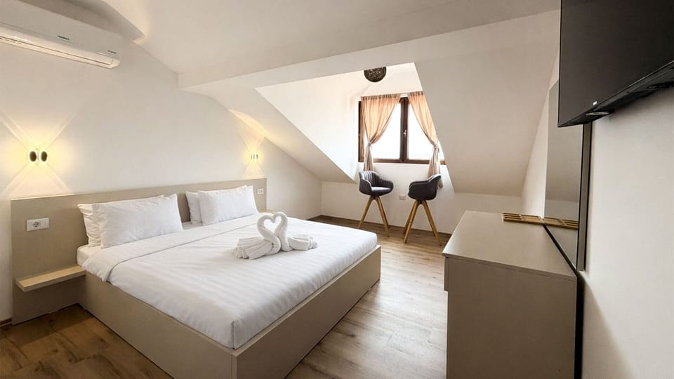 Double Room, 1 King Bed, City View | Desk, laptop workspace, free WiFi