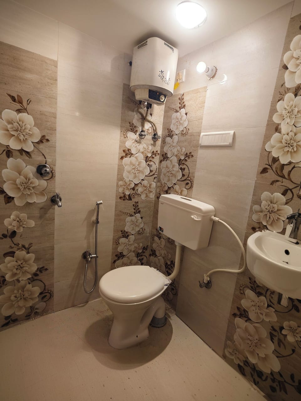 Classic Double or Twin Room, Air conditioning | Bathroom | Free toiletries, towels, soap, shampoo