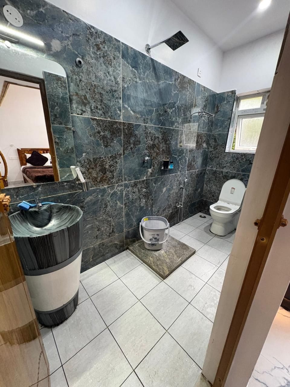 Luxury Cabin, City View | Bathroom | Shower, free toiletries, towels, soap