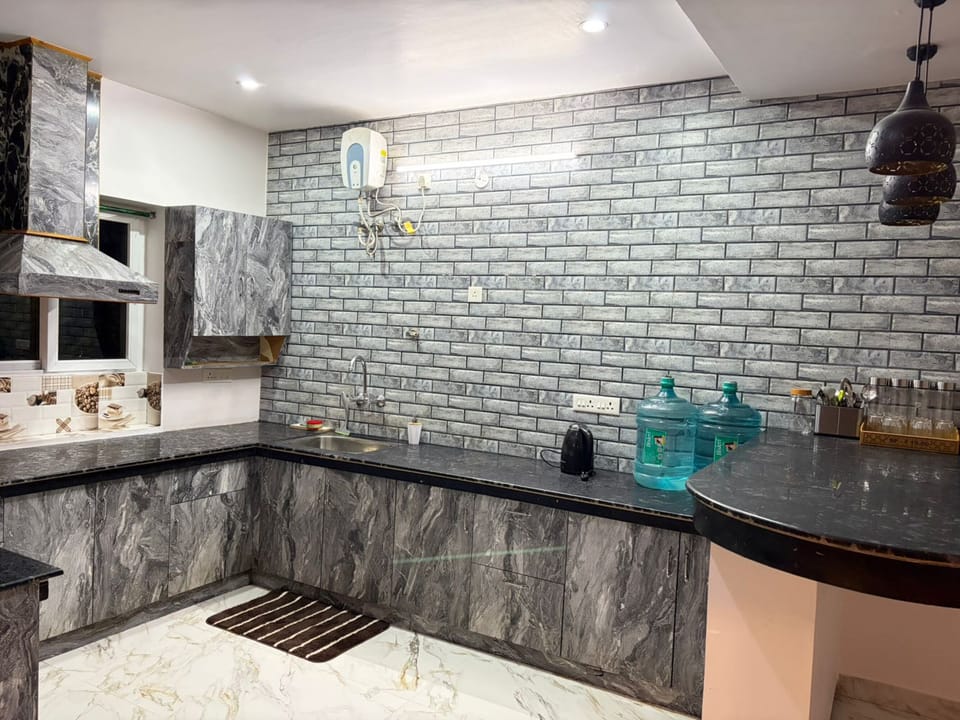 Luxury Cabin, City View | Private kitchen | Stovetop, coffee/tea maker, electric kettle, cookware/dishes/utensils