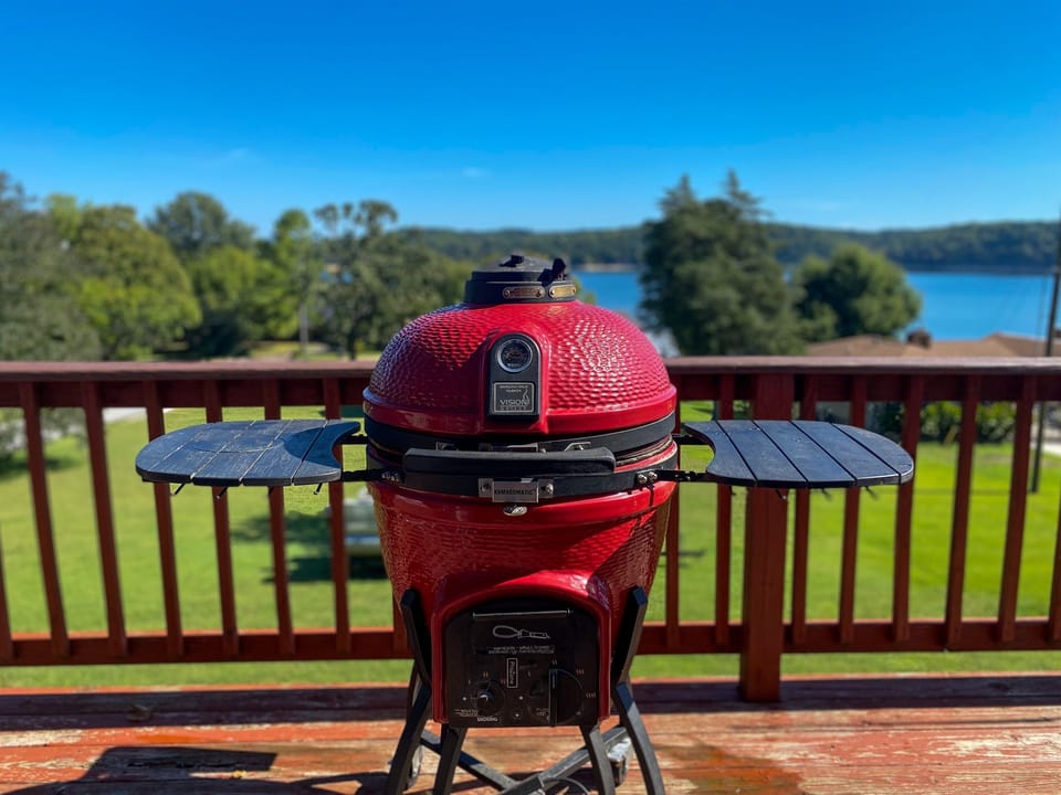 Grill, sip, and take in Beaver Lake views from the upper deck—an ideal setting for sunset dinners, cocktails, and quality time with your favorite people. 