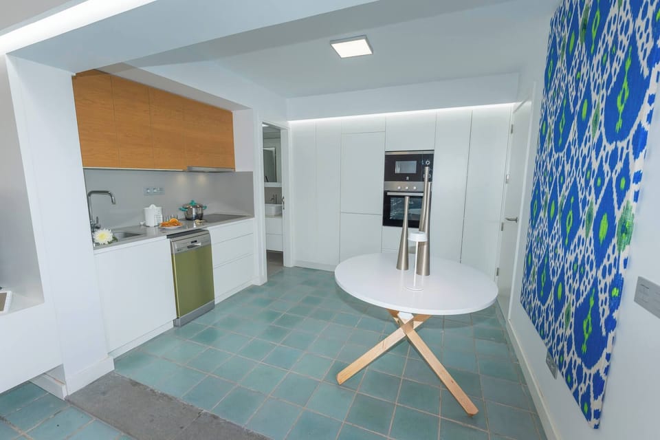 Integrated and functional kitchen for preparing meals.