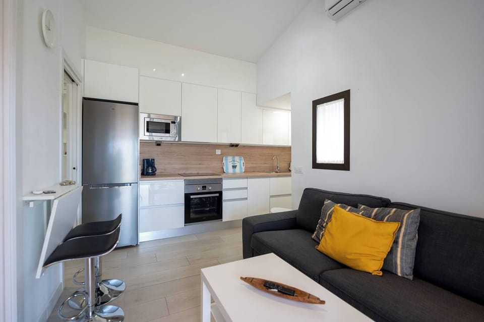 Integrated kitchen, equipped for daily use.