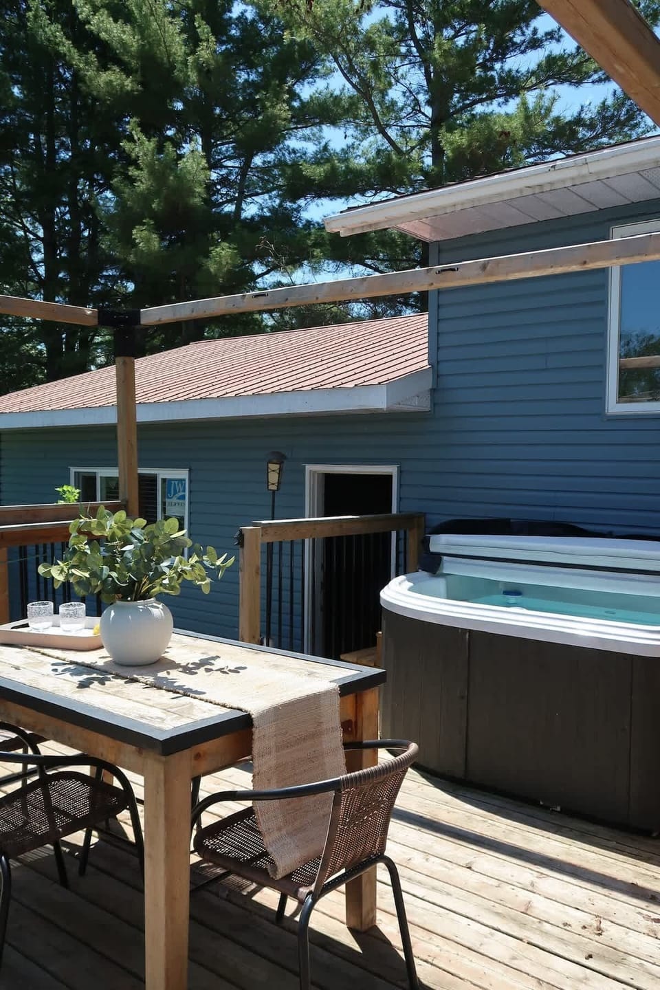 Hot tub and dining area 