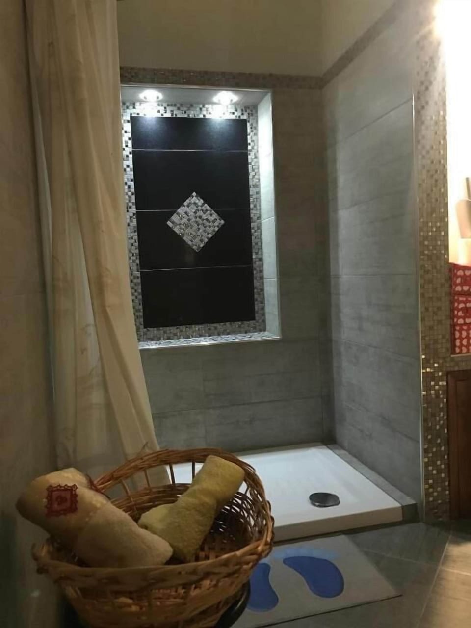 Deluxe Triple Room | Bathroom | Shower, hair dryer, towels, soap