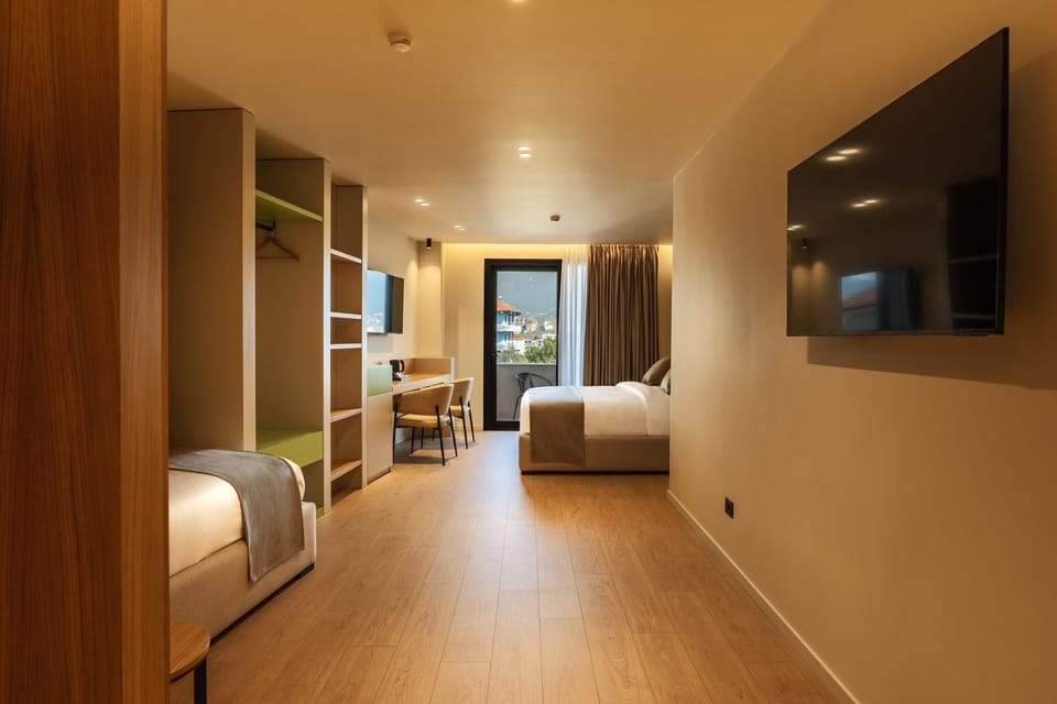 Luxury Triple Room | Desk, WiFi (free), bed sheets