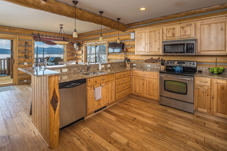 Deluxe Cabin, Lake View | Private kitchen | Highchair