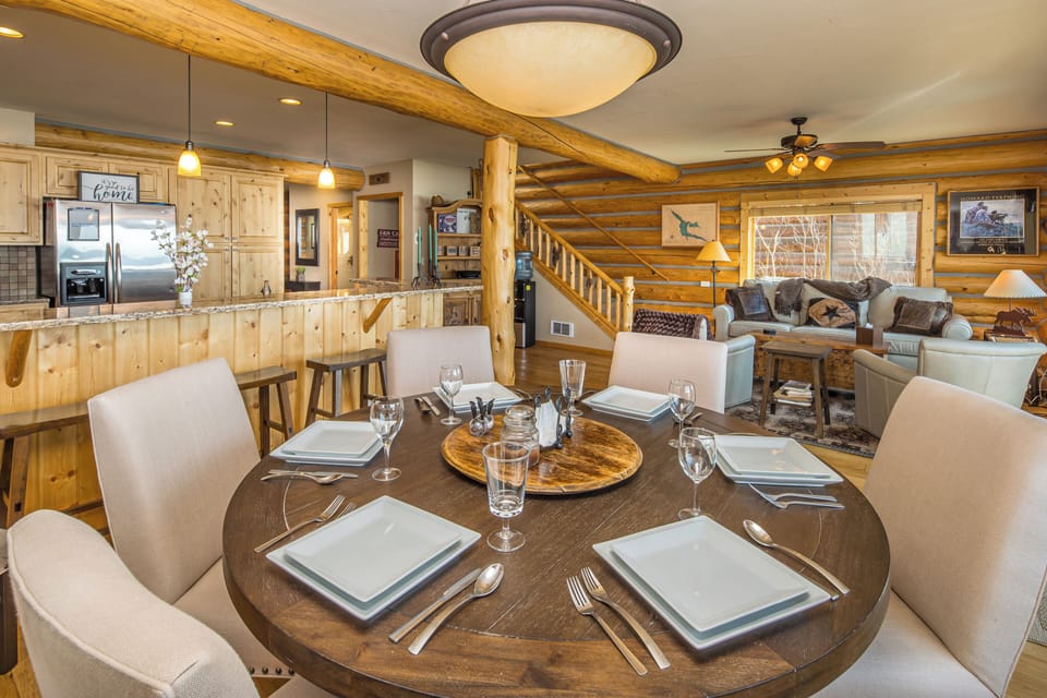 Deluxe Cabin, Lake View | Dining