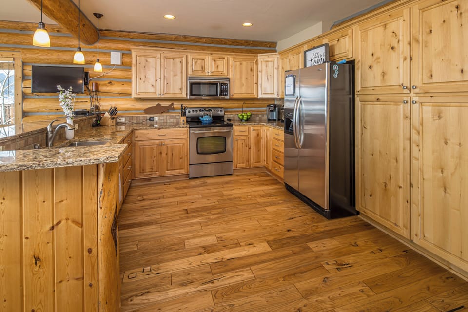 Deluxe Cabin, Lake View | Private kitchen | Highchair