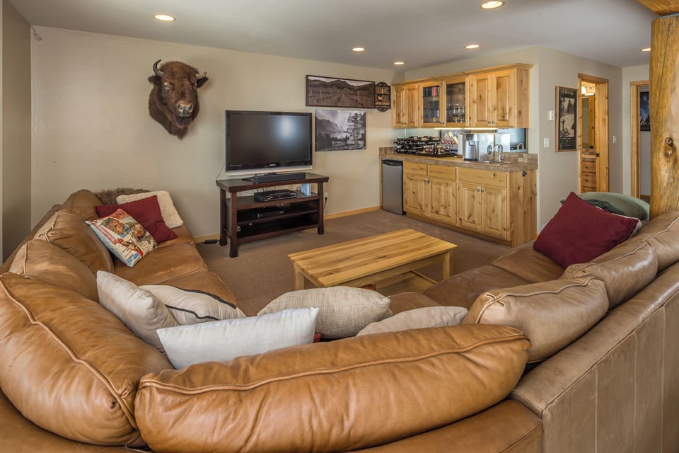 Deluxe Cabin, Lake View | Living area