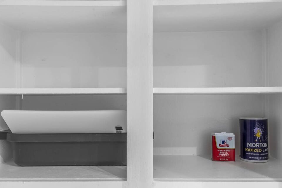 Fully equipped kitchen with modern appliances, perfect for preparing meals during your stay in Arlington. A convenient option for longer stays, game weekends, or concert trips near AT&T Stadium.