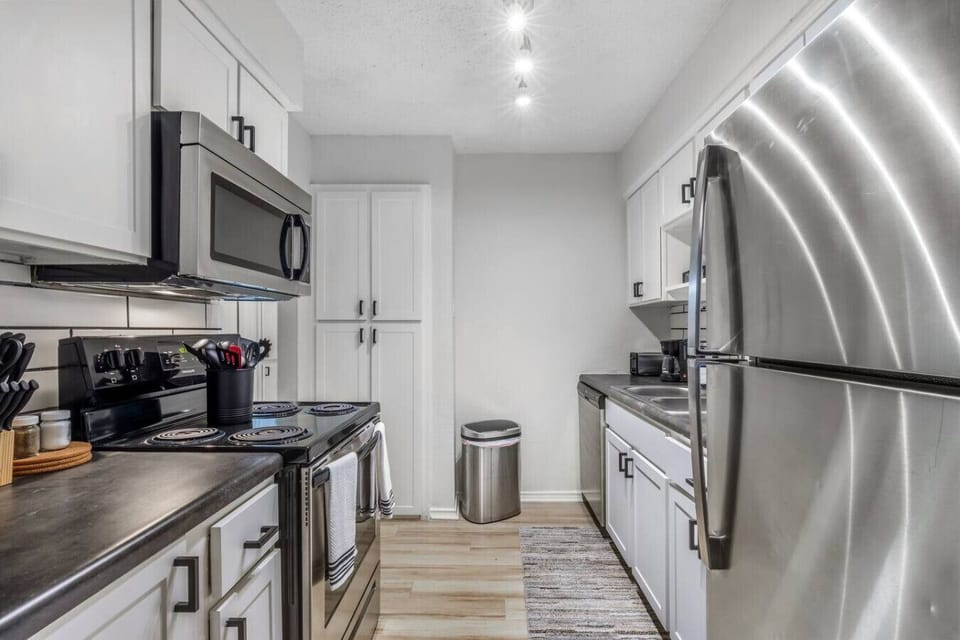 Fully equipped kitchen with modern appliances, perfect for preparing meals during your stay in Arlington. A convenient option for longer stays, game weekends, or concert trips near AT&T Stadium.