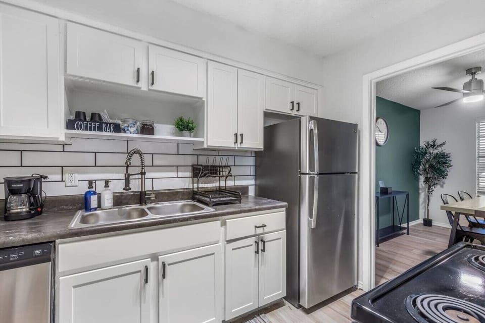 Fully equipped kitchen with modern appliances, perfect for preparing meals during your stay in Arlington. A convenient option for longer stays, game weekends, or concert trips near AT&T Stadium.