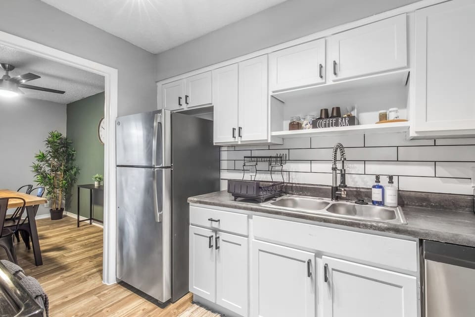 Fully equipped kitchen with modern appliances, perfect for preparing meals during your stay in Arlington. A convenient option for longer stays, game weekends, or concert trips near AT&T Stadium.