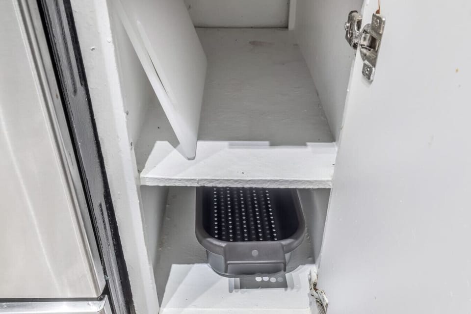 Fully equipped kitchen with modern appliances, perfect for preparing meals during your stay in Arlington. A convenient option for longer stays, game weekends, or concert trips near AT&T Stadium.
