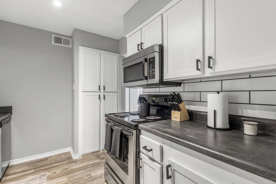 Fully equipped kitchen with modern appliances, perfect for preparing meals during your stay in Arlington. A convenient option for longer stays, game weekends, or concert trips near AT&T Stadium.