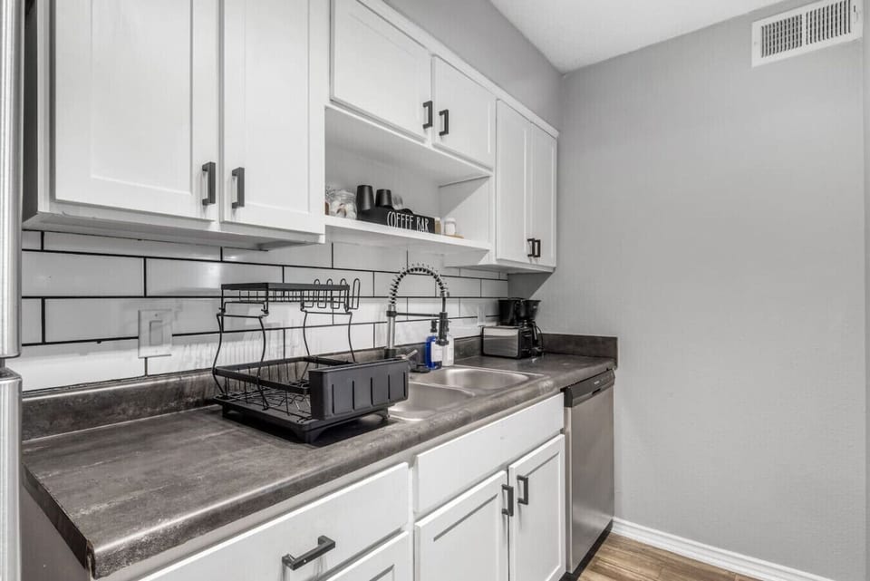 Fully equipped kitchen with modern appliances, perfect for preparing meals during your stay in Arlington. A convenient option for longer stays, game weekends, or concert trips near AT&T Stadium.