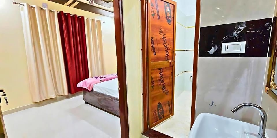 Superior Double Room | Bathroom | Hair dryer, slippers, bidet