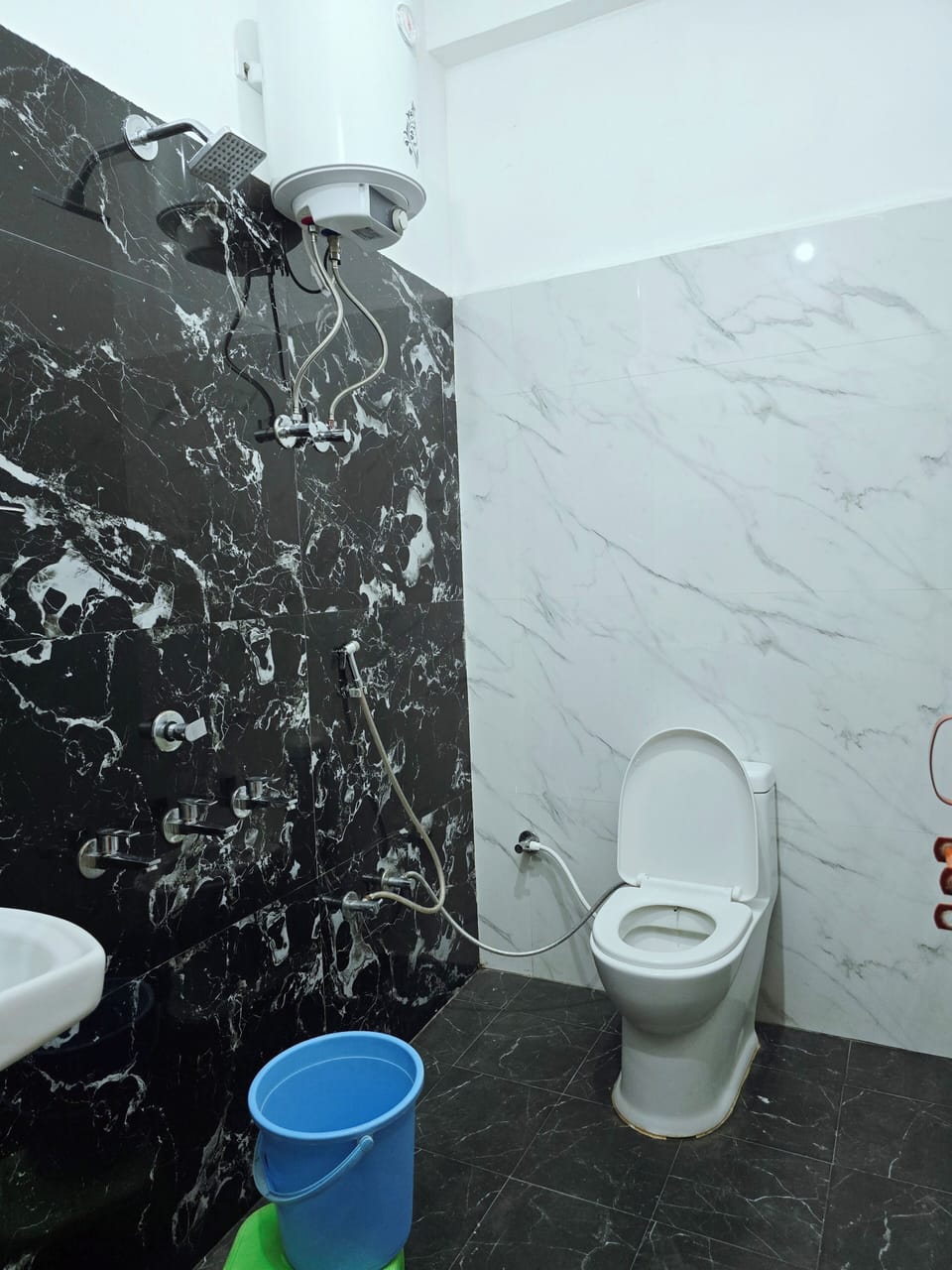 Deluxe Double Room, Balcony, City View | Bathroom | Hair dryer, slippers, bidet