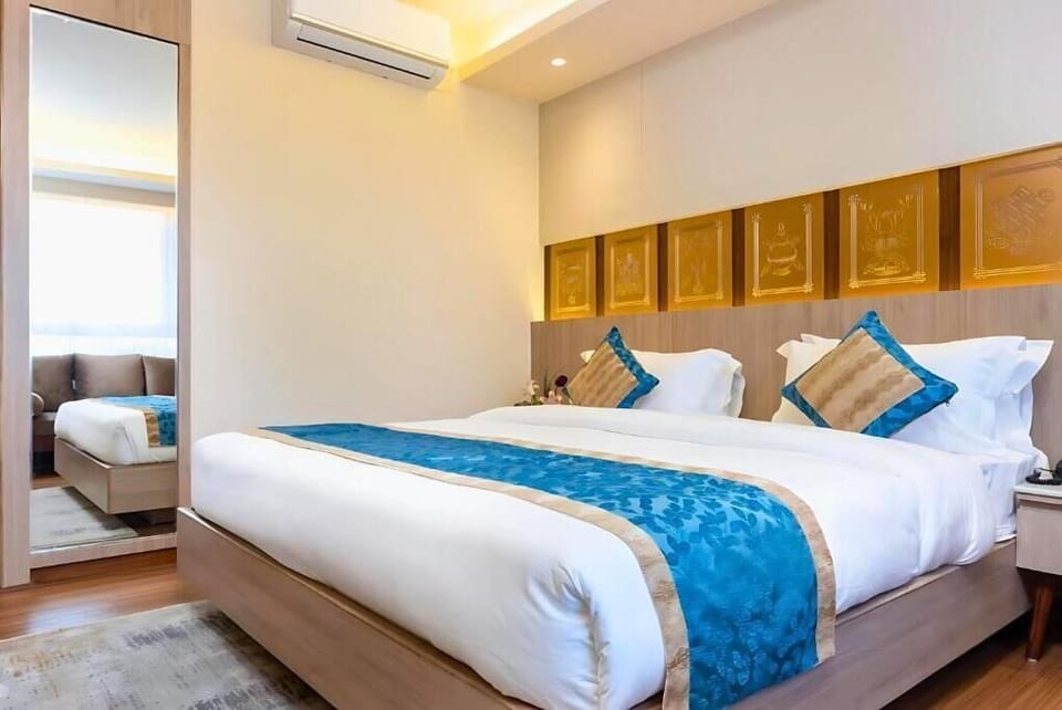 Premium bedding, in-room safe, desk, laptop workspace