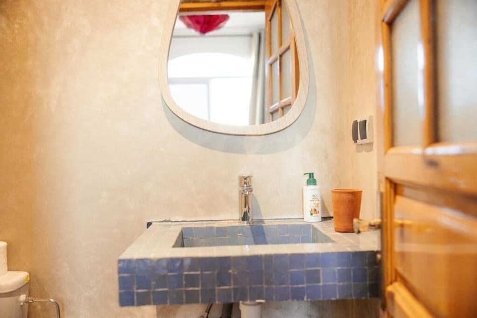 Deluxe Double Room | Bathroom | Shower, free toiletries, towels, toilet paper