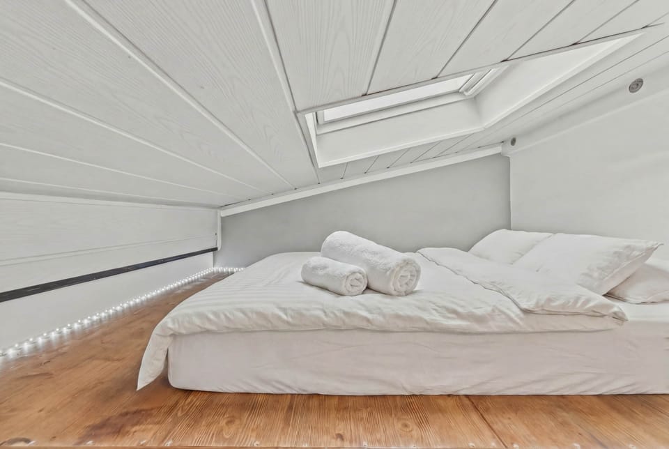 Helles Dachschlafzimmer mit Dachfenster – ruhig schlafen in zentraler Trierer Lage