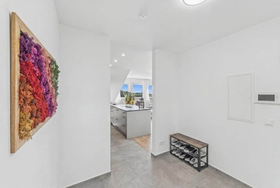 Heller Eingangsbereich mit Blick auf die Küche – willkommen im Koppbach-Apartment
