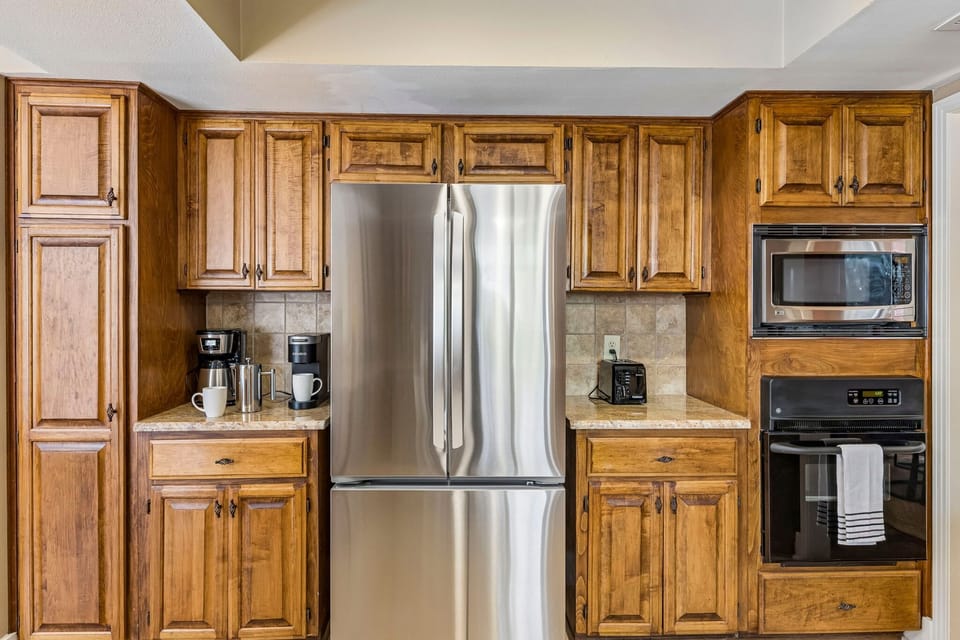 From morning coffee to late-night snacks, this kitchen has your back.