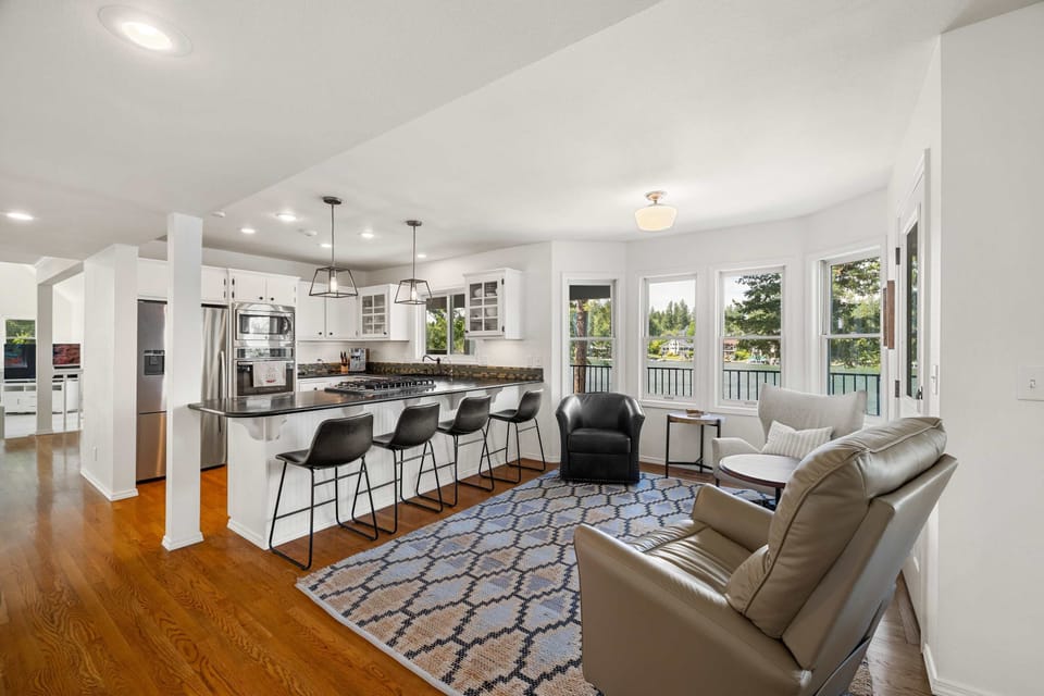 Sitting area between the kitchen and eating area