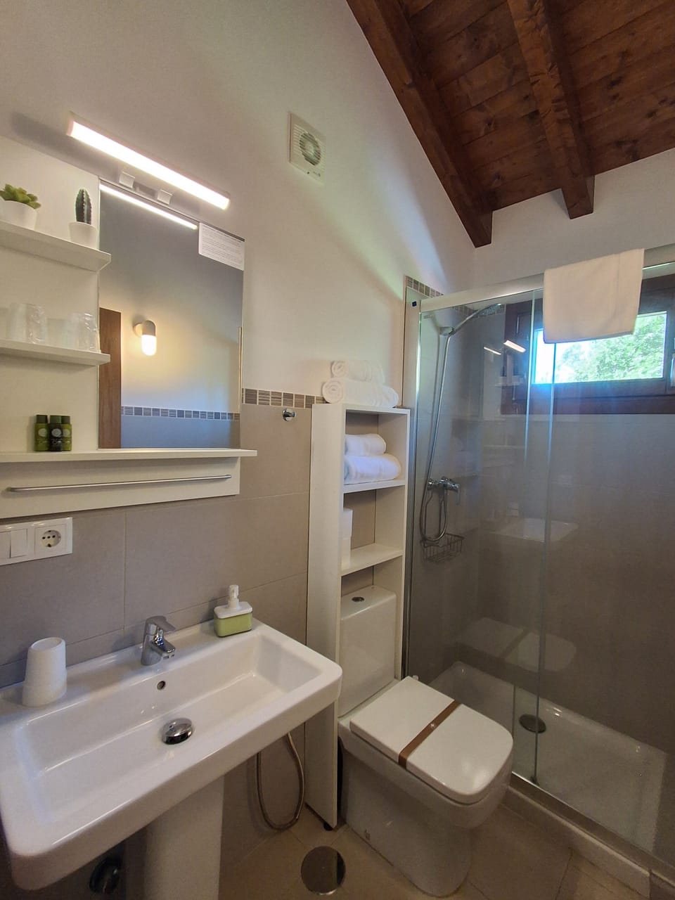Double Room | Bathroom | Shower, hair dryer, towels, shampoo