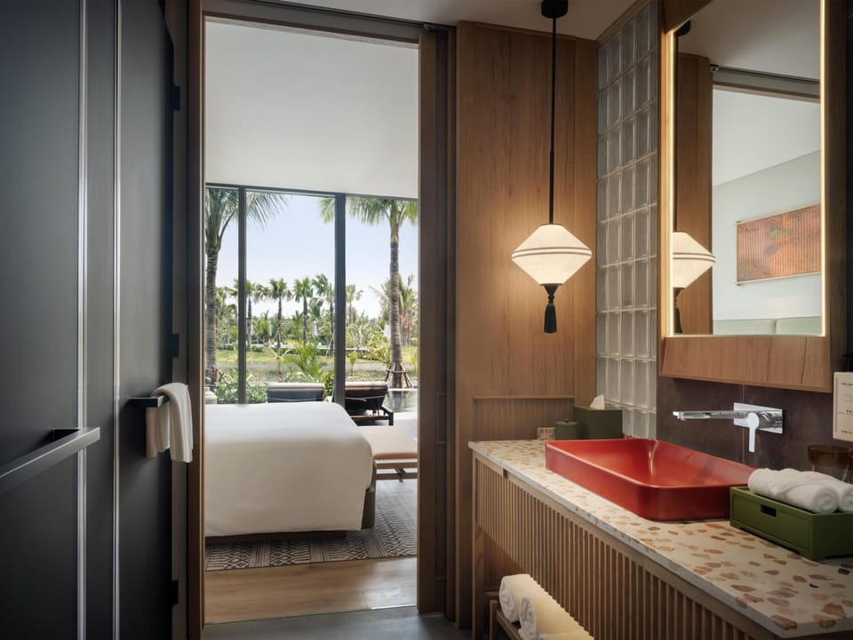 Deluxe Room, 1 King Bed, Accessible, Pool Access | Minibar, in-room safe, desk, cribs (free)