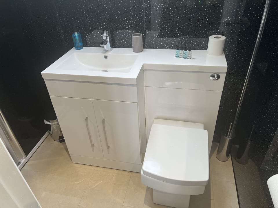 Deluxe Double Room, Ensuite | Bathroom | Shower, free toiletries, hair dryer (on request), towels