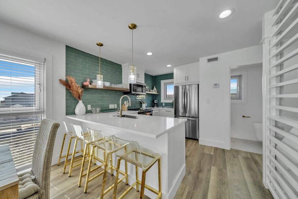 Floor 2: Kitchen & Breakfast Bar