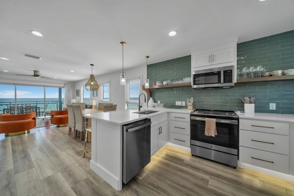 Floor 2: Kitchen & Breakfast Bar