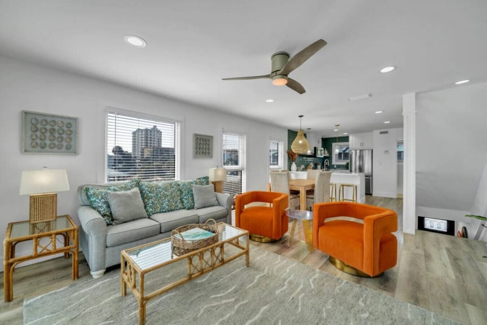 Floor 2: Living Room Gulf Front Views