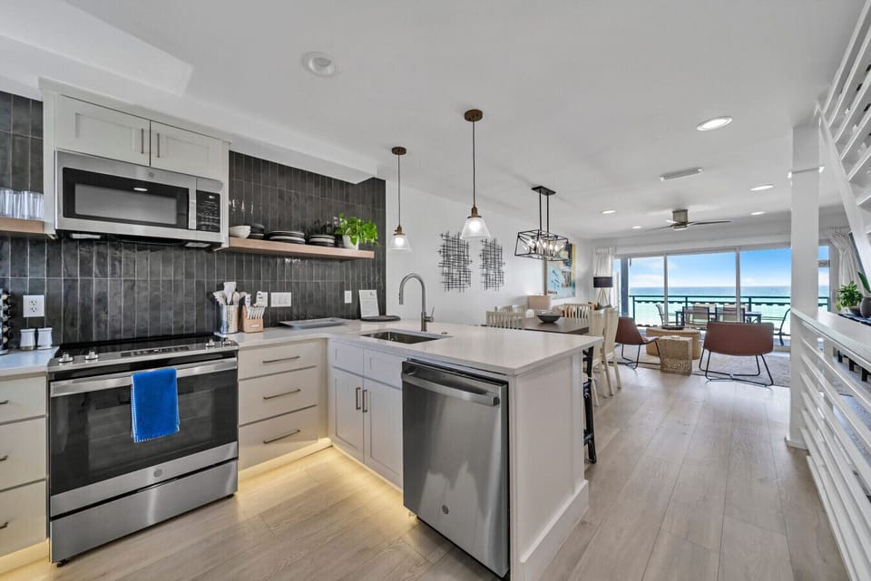 Floor 2: Fully stocked Kitchen