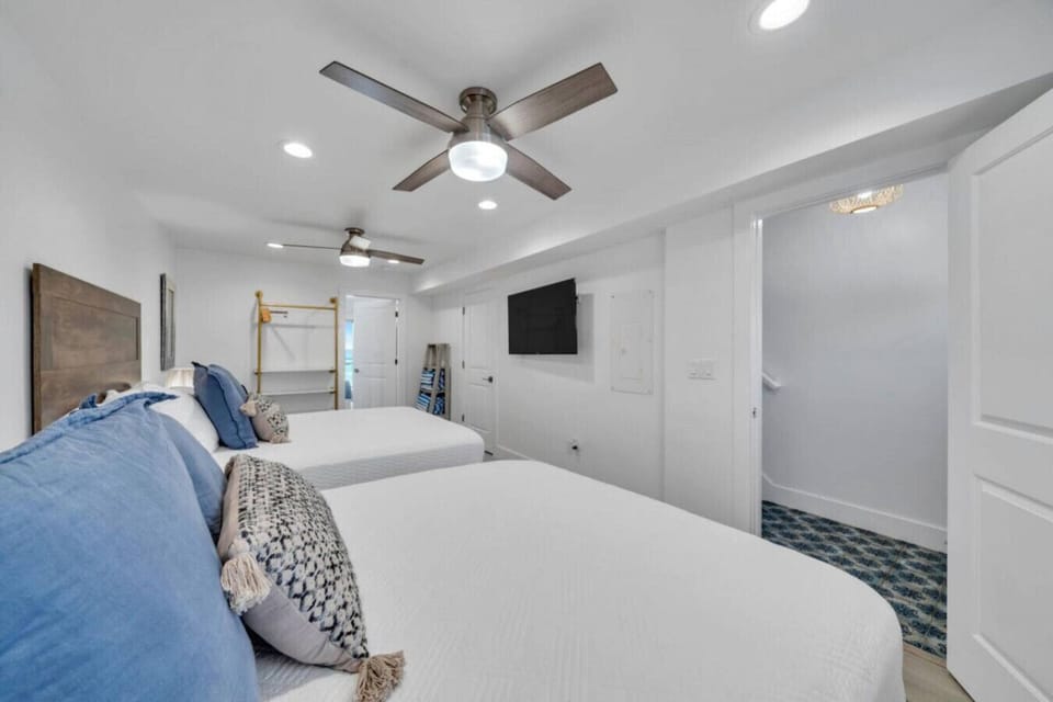 Floor 1: Double Queen Bedroom #1