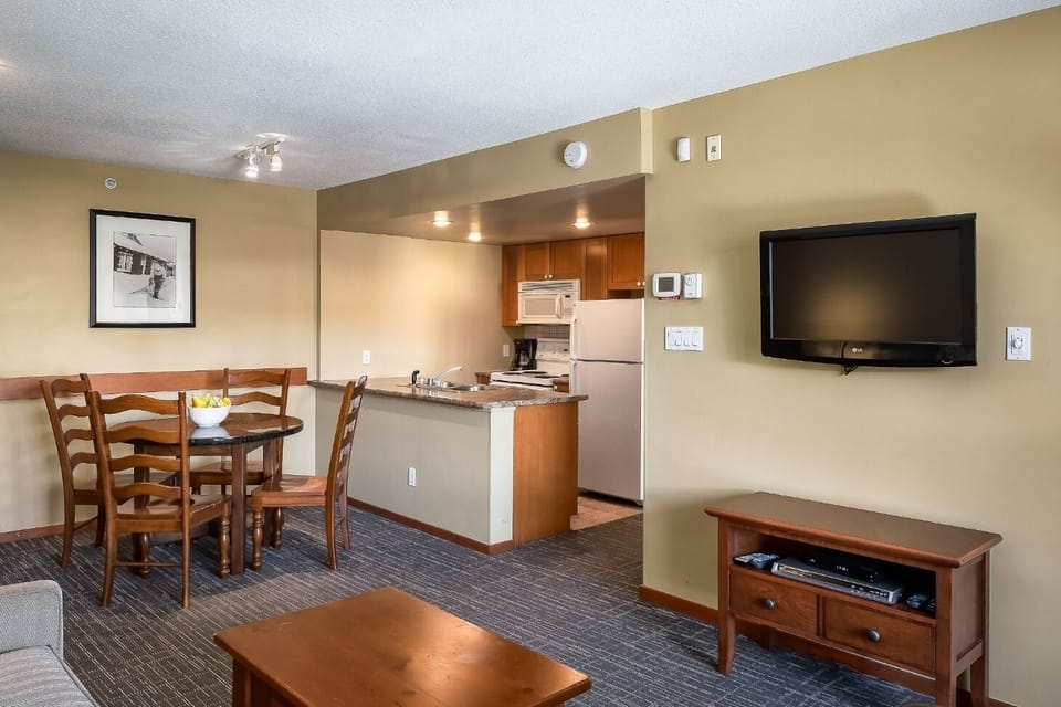 1 Bedroom • Dining Area