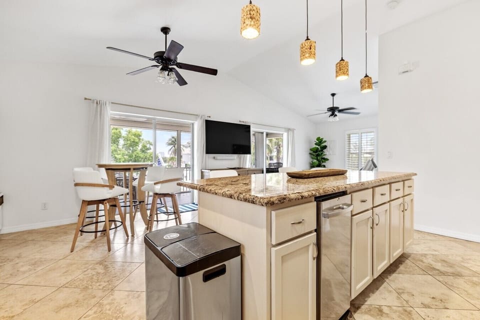 💬 Stay part of the fun! The wide kitchen island looks out directly into the living and dining areas, making entertaining a breeze.