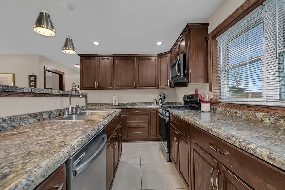Kitchen | Center Island & Bar Seating | Stainless Appliances