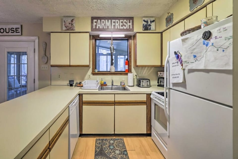 Kitchen | U Shaped Layout & Open Layout