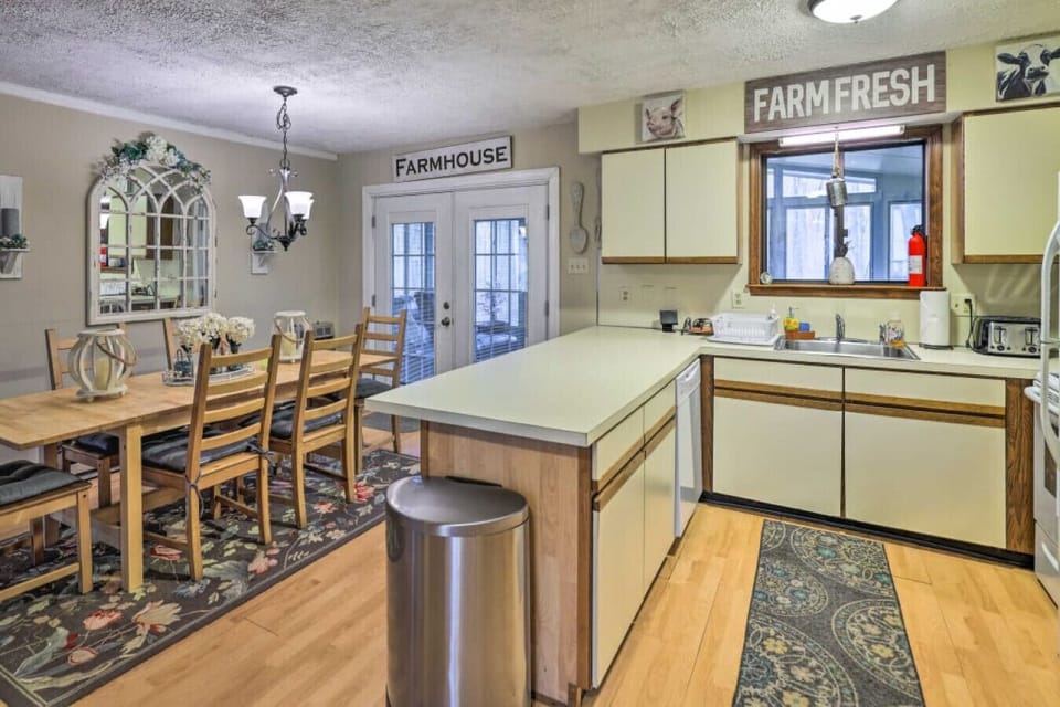 Kitchen | U Shaped Layout & Dining Area