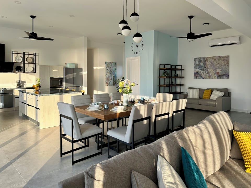 The dining table can be extended.