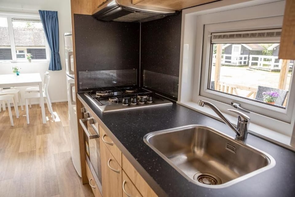 Standard Cabin | Private kitchen | Full-size fridge, stovetop, coffee/tea maker, electric kettle