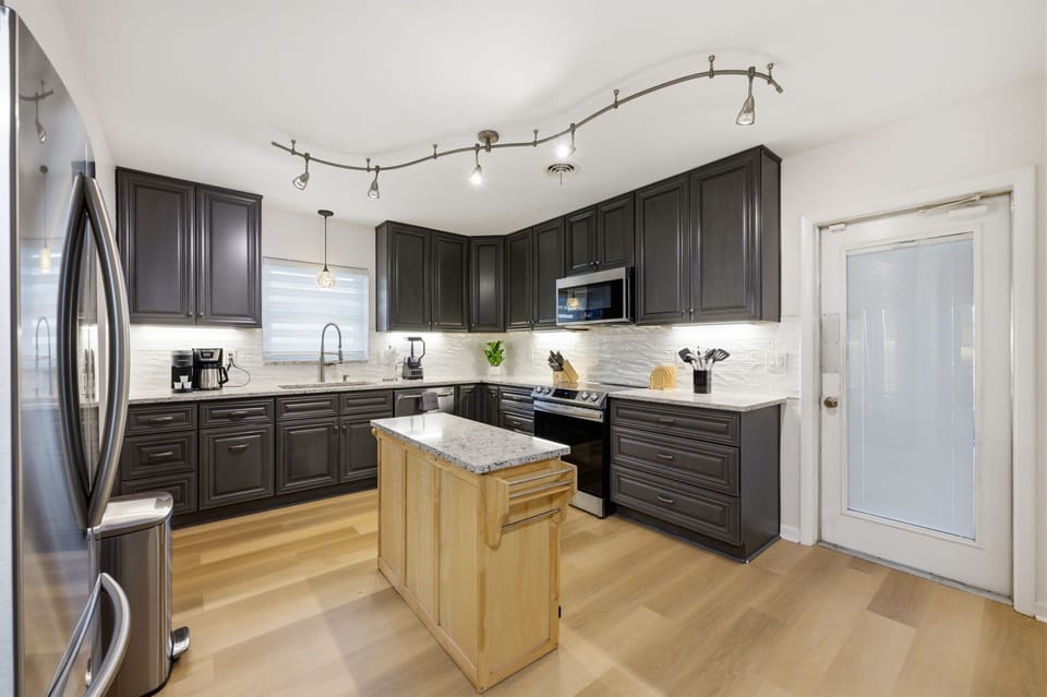 Where your inner chef meets vacation mode. Cook, chat, snack, repeat—this kitchen makes every meal a mini celebration.