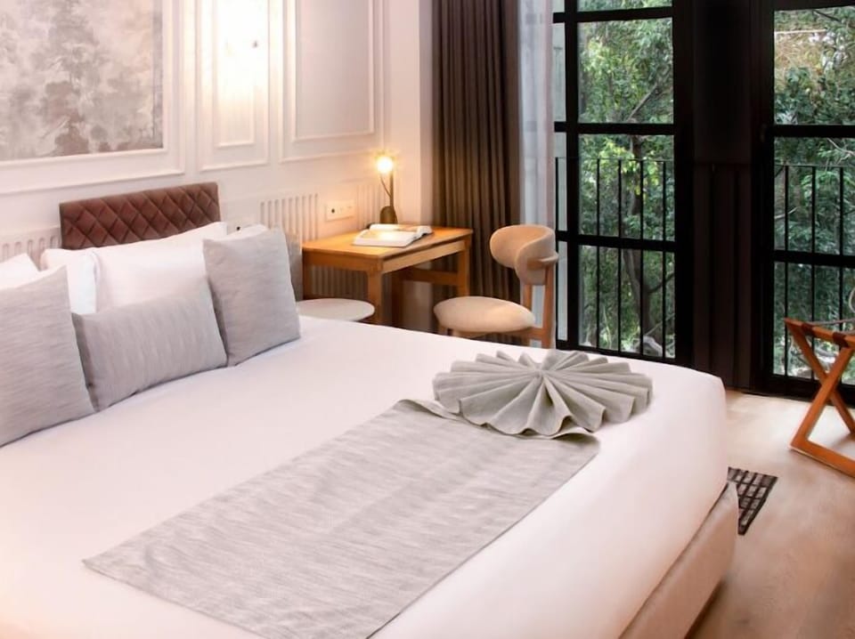 Suite | In-room safe, desk, laptop workspace, soundproofing