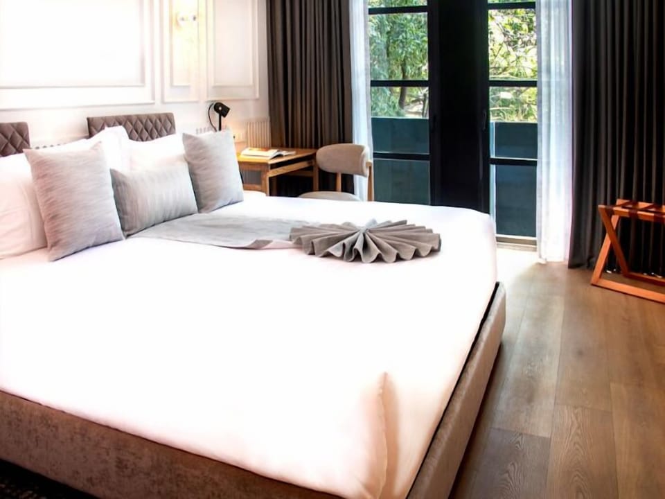 Signature Suite | In-room safe, desk, laptop workspace, soundproofing