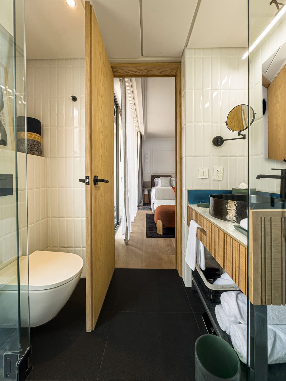 Deluxe King | Bathroom | Free toiletries, hair dryer, bathrobes, slippers